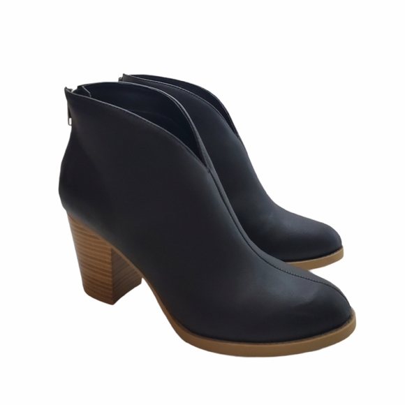 Serra Shoes - Serra Black Heeled Faux Leather Bootie Sz 9